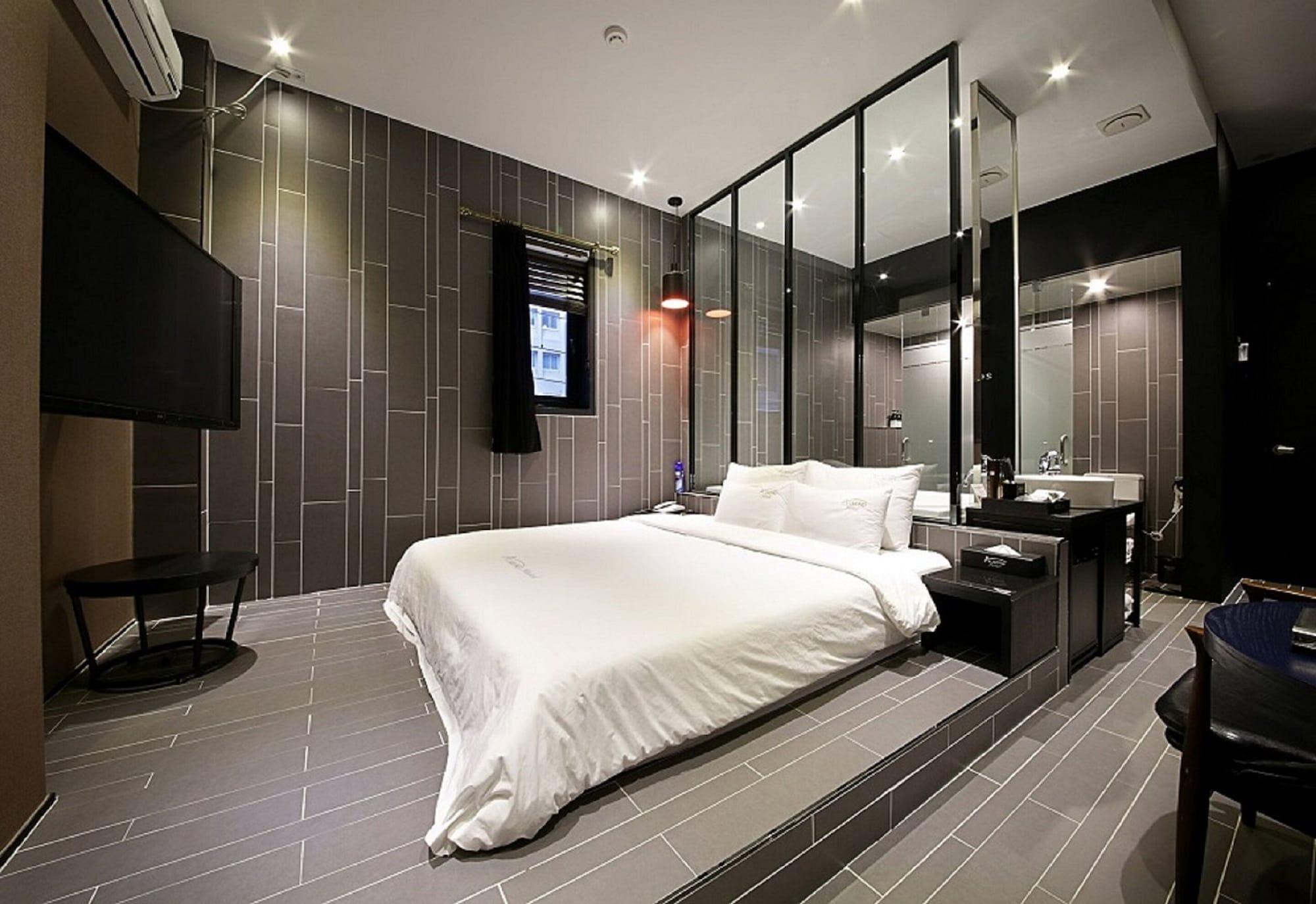 Almond Hotel Busan Station Extérieur photo