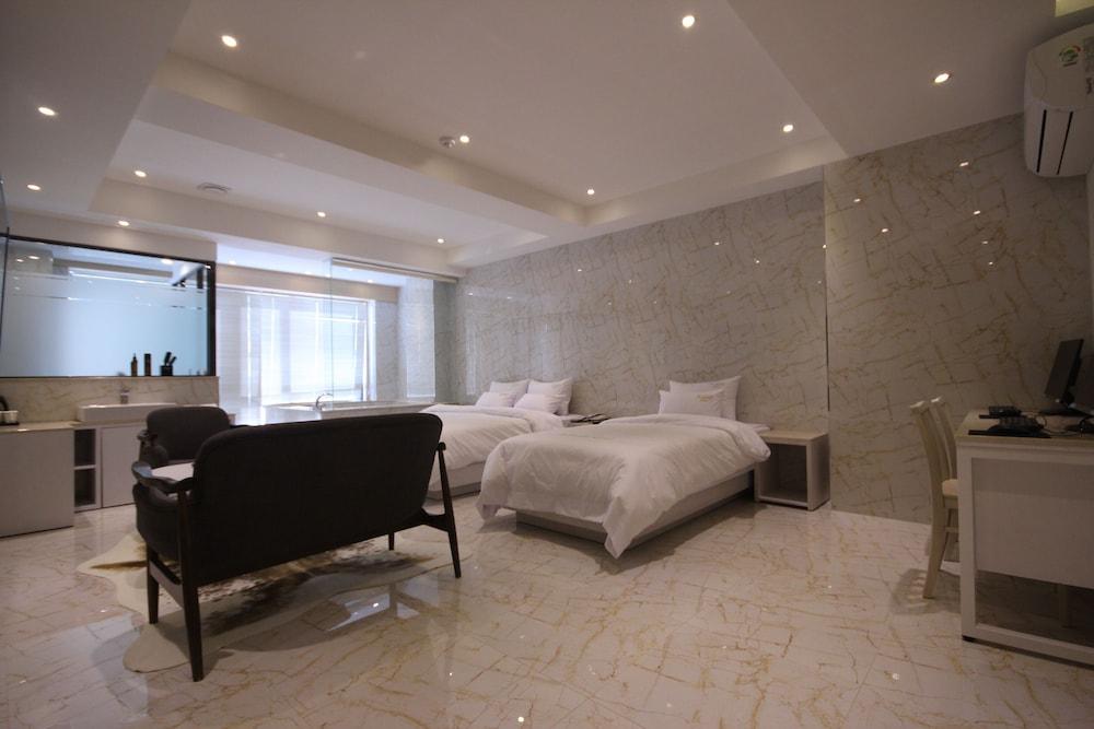 Almond Hotel Busan Station Extérieur photo