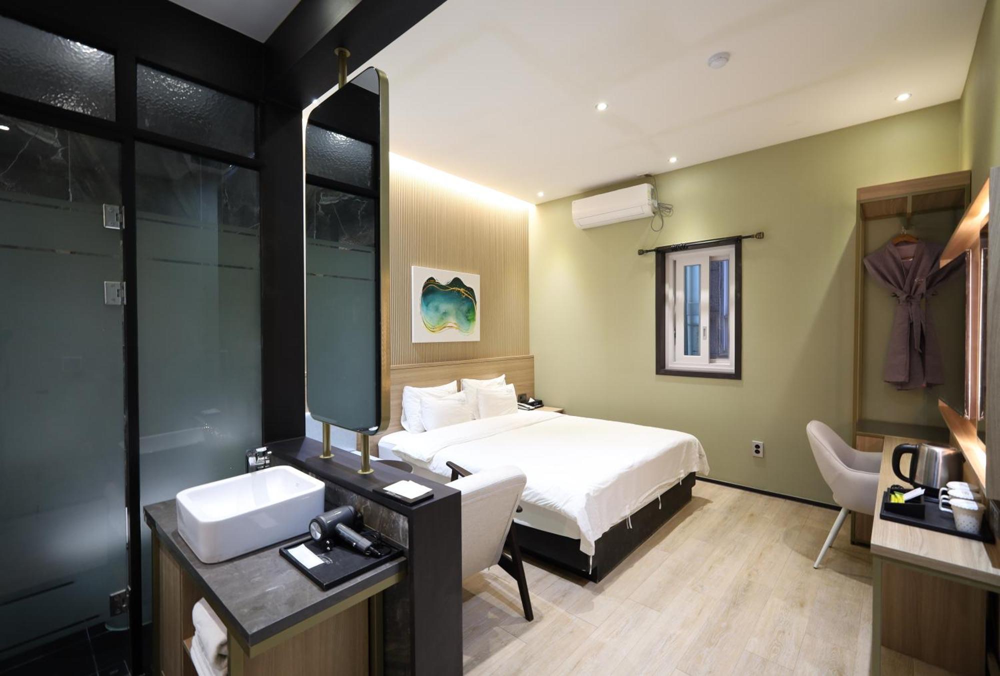 Almond Hotel Busan Station Extérieur photo