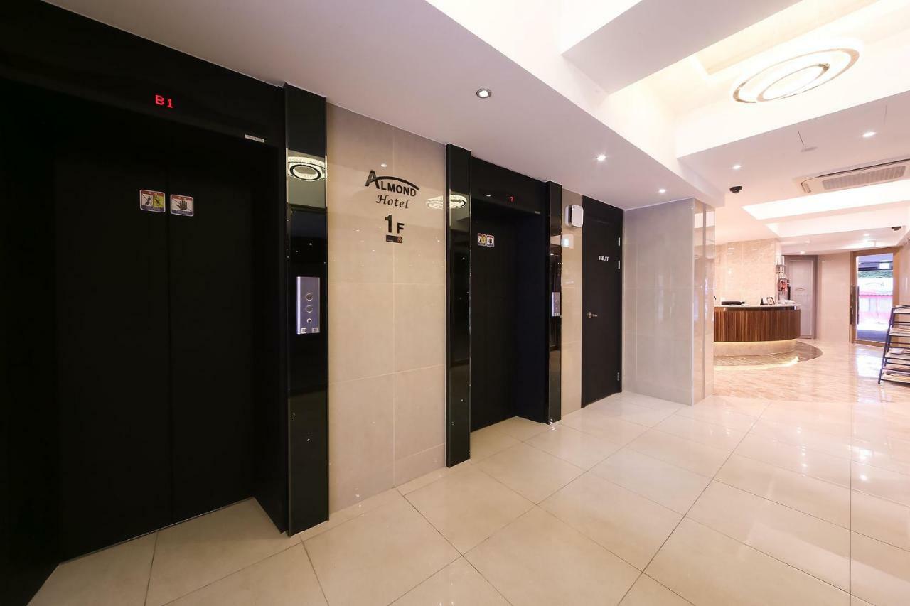 Almond Hotel Busan Station Extérieur photo