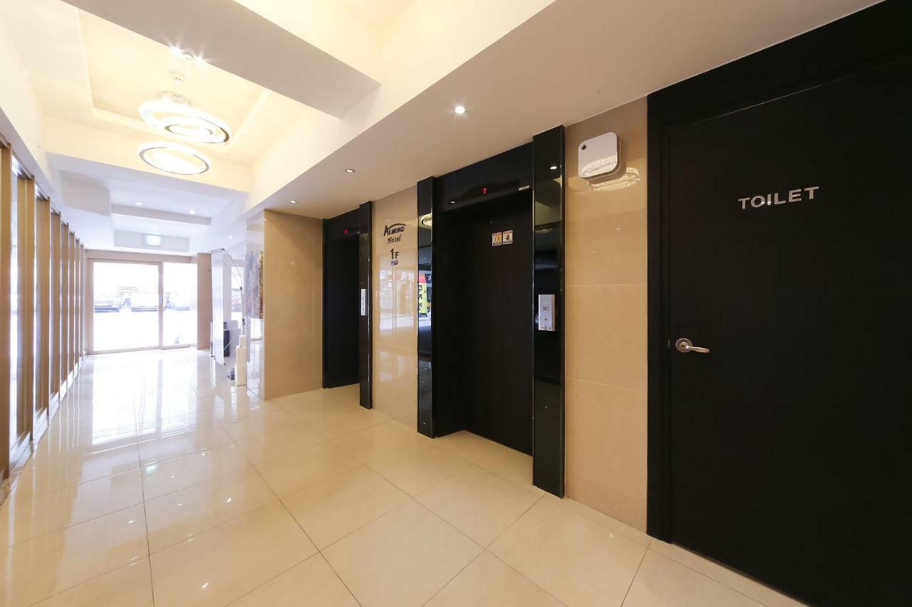Almond Hotel Busan Station Extérieur photo