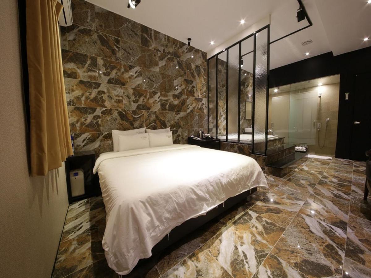 Almond Hotel Busan Station Extérieur photo